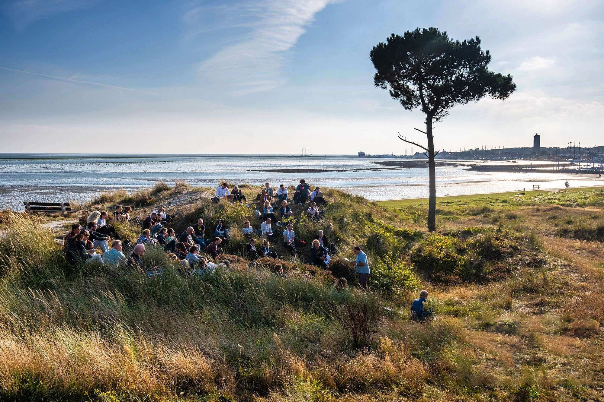 Springtij Forum deelnemers in de duinen op Terschelling met uitzicht over de Waddenzee